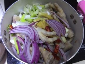 倒去冰水，放入调味菜
