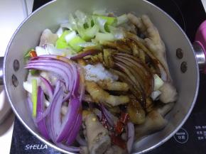 加入盐、白砂糖、芝麻香油、生抽、白醋