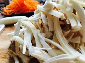 杏鲍菇撕成一条一条的。