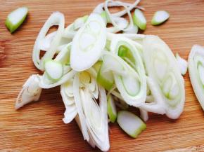 葱切成斜段。