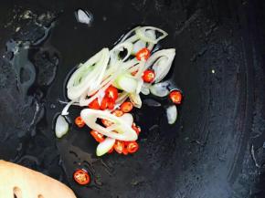 锅中入油，放葱花，指椒。