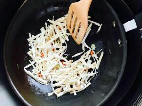 下入手撕杏鲍菇。