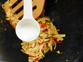 炒到杏鲍菇变色时加一点盐，适量白糖。