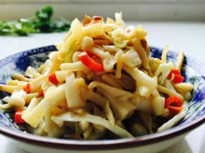 出锅前可以滴一滴耗油，没有也可以不加。