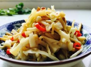 出锅前可以滴一滴耗油，没有也可以不加。