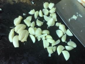 蒜瓣和干葱头切块用刀背拍松