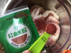 五花肉中加入红曲粉抓均