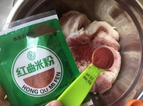 五花肉中加入红曲粉抓均
