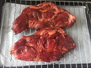 取出放在网架上，烤盘垫入油纸