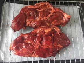 取出放在网架上，烤盘垫入油纸