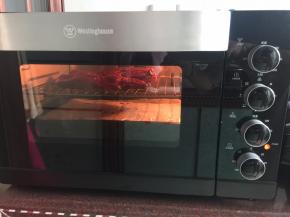 烤箱220摄氏度预热后放入烤箱中层上下火烤25分钟