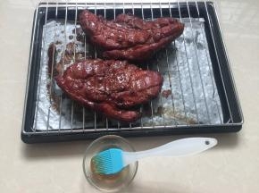 再取出表面刷上麦芽糖