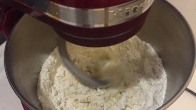 将面包的所有原料放入厨师机桶内，先低速后2档