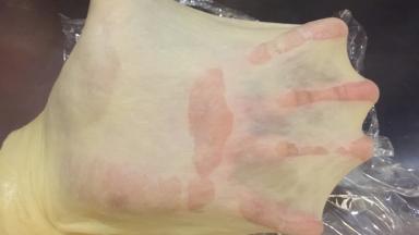 检查面包，能拉出不易破的手套膜即可