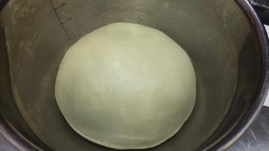 将面团搓圆放入盆内，盖上保鲜膜一发