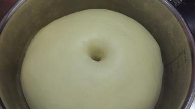 当面团发酵至2倍大时，手沾面粉，插入面团，不塌陷不回缩即发酵好了