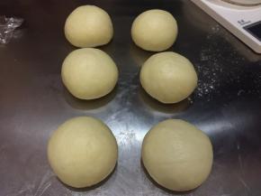 将面团轻压排气后平均分成6份，盖上保鲜膜松弛20分钟