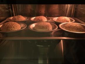 放入汉堡模内，放入烤箱，发酵，38度50分钟（放一碗热水）