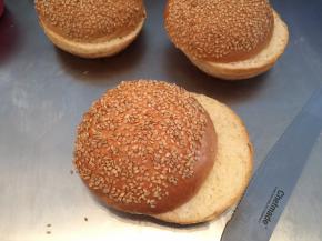 出炉放凉后，面包横着切开