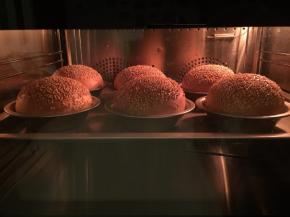 烤箱预热180度，烘烤15-18分钟