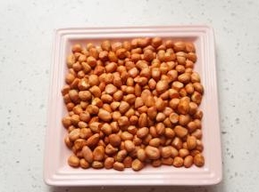 花生米用水冲一下，用厨房纸巾擦干