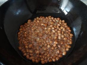 继续将油加热到8成热时关火，将花生米放进去复炸几秒钟。看到颜色变深马上捞出沥油。