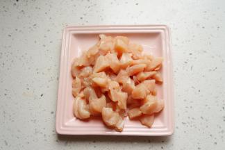 鸡胸洗干净切小块，放入少许淀粉和食用油腌10分钟以上