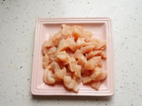 鸡胸洗干净切小块，放入少许淀粉和食用油腌10分钟以上