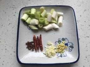 准备好姜蒜末，花椒，干辣椒，葱白切小段