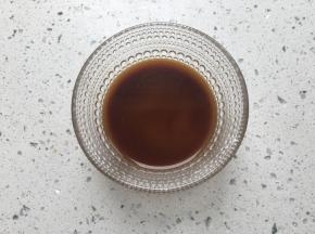 将生抽，料酒，醋，糖，淀粉，盐，水放在碗里调匀