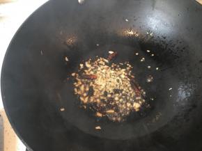 热锅热油小火炸香花椒和干辣椒,炒香姜蒜末