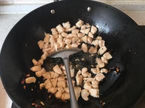 放入鸡胸肉翻炒均匀