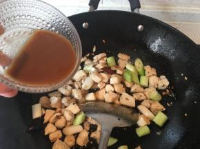 放入第十步调好的碗汁，炒匀