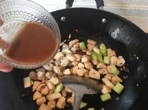 放入第十步调好的碗汁，炒匀