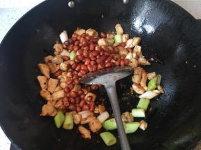 加入花生米，关火。炒匀