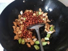 加入花生米，关火。炒匀