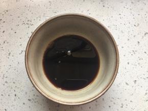 碗里加入生抽，醋，糖，少许盐搅拌到白糖融化