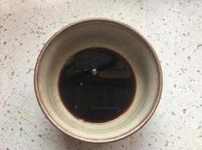碗里加入生抽，醋，糖，少许盐搅拌到白糖融化