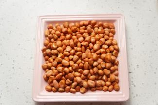 花生米清洗完后用厨房纸巾擦干水分