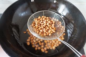 花生米微微变色捞出