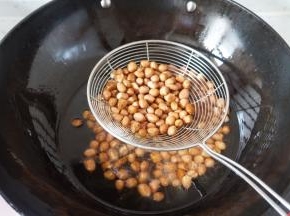 花生米微微变色捞出