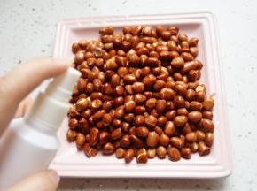 装盘后喷少量白酒