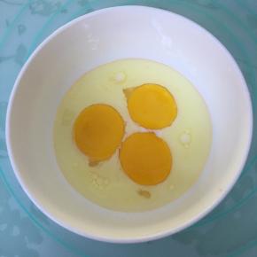 玉米油和纯牛奶混合，加入蛋黄，用蛋抽搅打均匀。