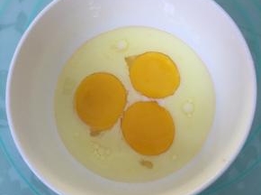 玉米油和纯牛奶混合，加入蛋黄，用蛋抽搅打均匀。