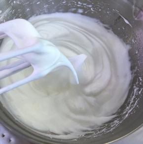 蛋白中加入几滴柠檬汁或白醋，加入细砂糖，用电动打蛋器低速打发至湿性发泡（即提起打蛋器有直立的小弯钩）。