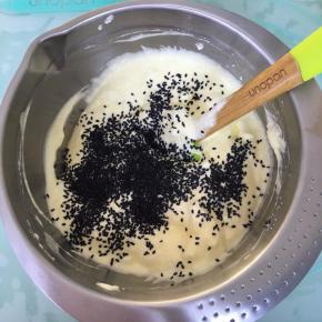 加入黑芝麻，用刮刀翻拌均匀。