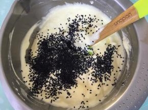 加入黑芝麻，用刮刀翻拌均匀。