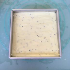 将拌好的蛋糕糊倒入方形模具中，轻轻的晃动几下，再用力震几下，震出大气泡。