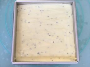 将拌好的蛋糕糊倒入方形模具中，轻轻的晃动几下，再用力震几下，震出大气泡。