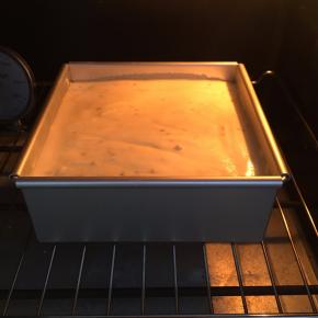 送入事先预热好的烤箱下层，上下火140度，40分钟。